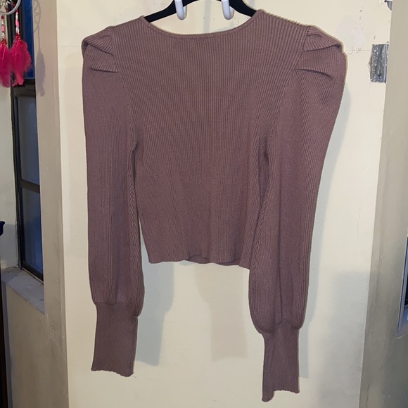 LIKE NEW FITTED SWEATER - Picture 5 of 5